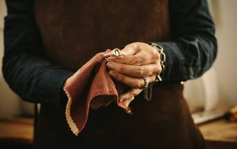 Pranie skór - jak przywrócić im blask i świeżość?