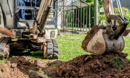 Wynajem minikoparki w Krakowie: dlaczego warto skorzystać z tej usługi?
