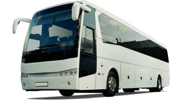 Jakie są korzyści z wynajmu busa 20-osobowego z kierowcą w kontekście kosztów?