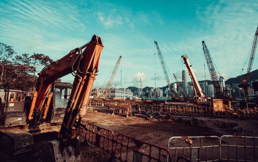 Jakie korzyści płyną z wynajmu ładowarek w projektach budowlanych?