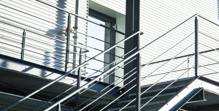 Jakie są zalety montażu balustrad ze stali nierdzewnej w domach pasywnych?