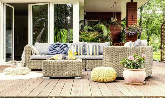 Inspiracje na aranżację balkonu z wykorzystaniem małego stolika