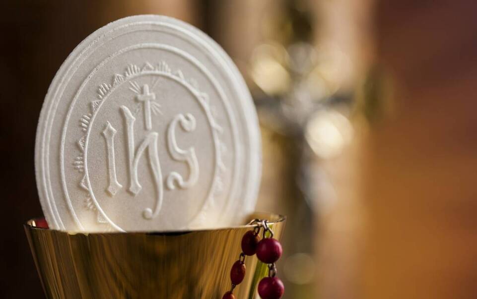 Szaty liturgiczne a ich wpływ na atmosferę nabożeństwa: dlaczego są ważne?