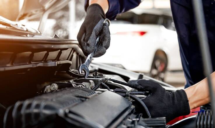 Jakie usługi w zakresie naprawy silników oferuje mechanik w Skierniewicach?