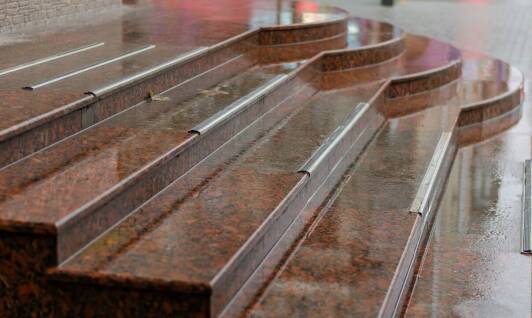 Estetyka i funkcjonalność – dlaczego posadzki granitowe są tak popularne?