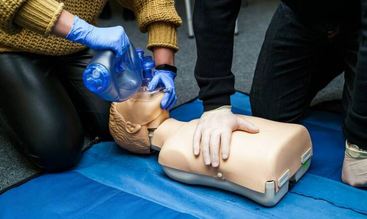 Jakie sprzęty są niezbędne do skutecznego zabezpieczenia medycznego wydarzeń?