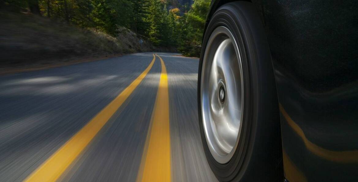 Jakie osiągi zapewniają opony 120/70 17 w różnych warunkach drogowych?