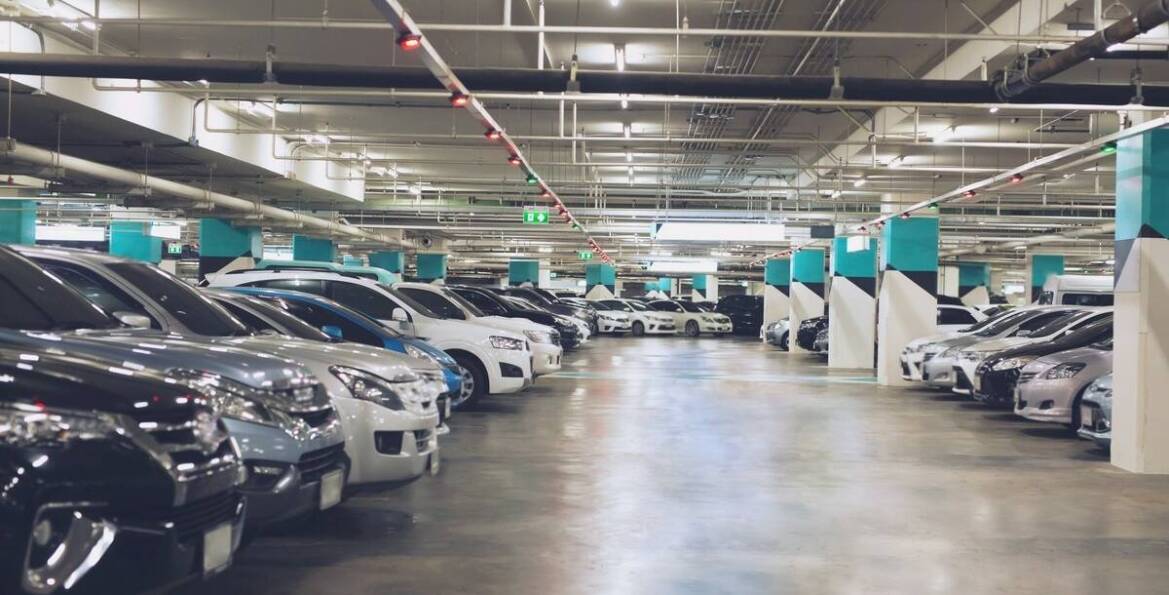 Jak zapewnić sobie bezpieczeństwo pojazdu na parkingu lotniskowym?