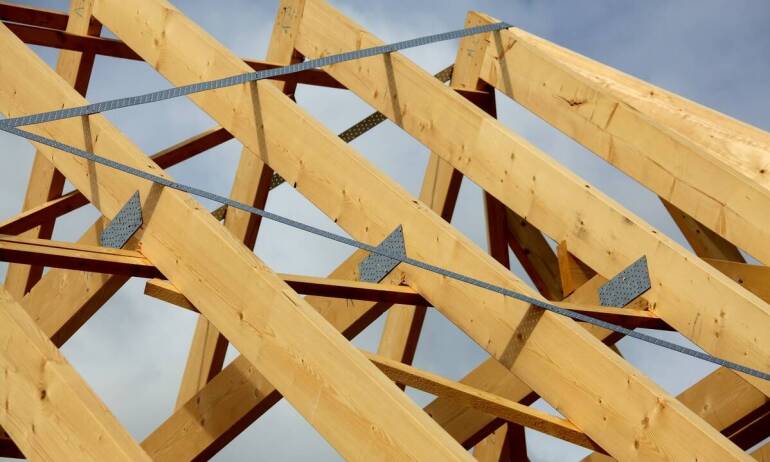 Od czego zależy trwałość drewnianych wiązarów dachowych?