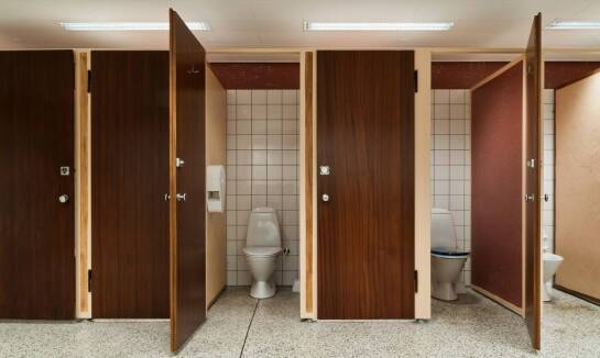 Jakie są kluczowe zalety kabin sanitarnych WC w przestrzeniach publicznych?