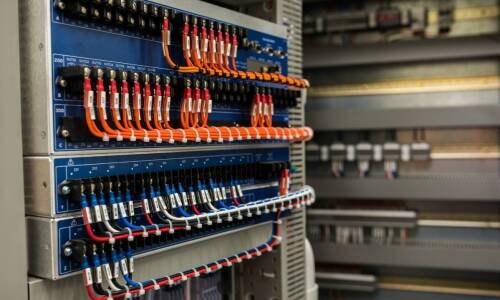 Co powinno zawierać projektowanie systemów gaszenia gazem dla zakładów przemysłowych?