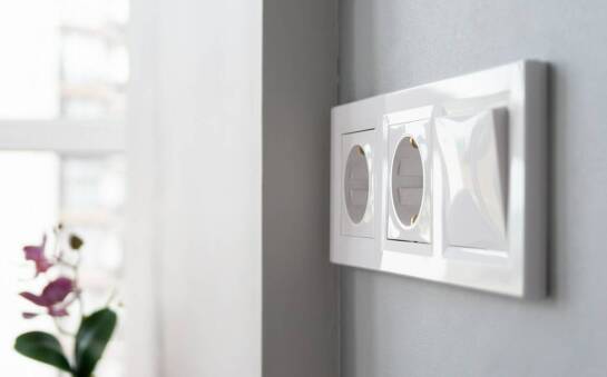 Jakie zmiany w przepisach dotyczących instalacji elektrycznych warto znać przed ich modernizacją?