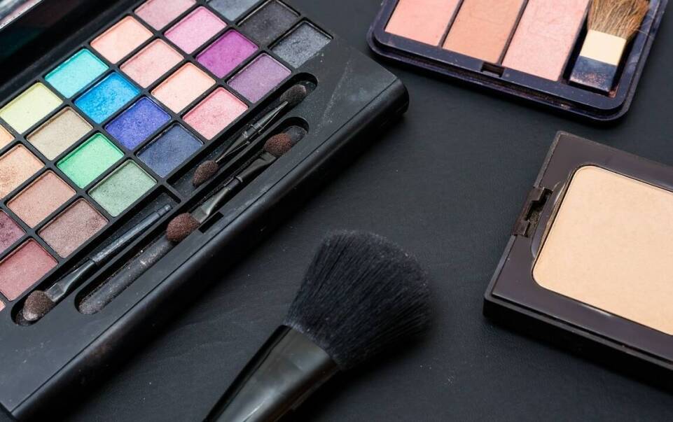 Kredki do oczu – jakie techniki aplikacji warto znać?