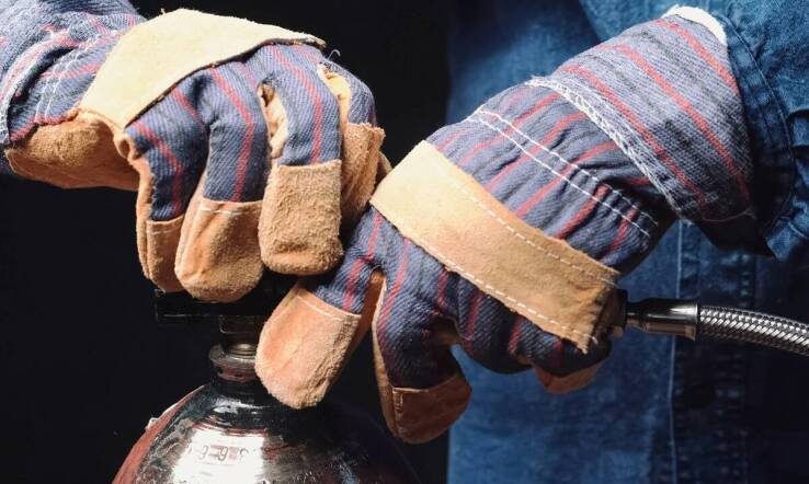 Wybór odpowiednich rękawiczek dla łyżwiarzy: materiały, rozmiary, właściwości