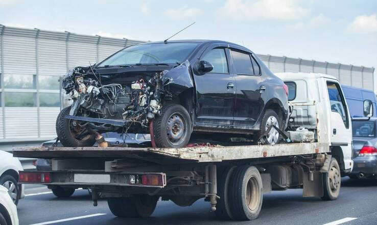 Holowanie pojazdów po kolizji - jak szybko i bezpiecznie uzyskać pomoc drogową?