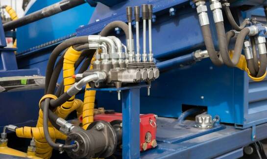 Jakie funkcje pełni zbiornik hydrauliczny w systemach rolniczych?