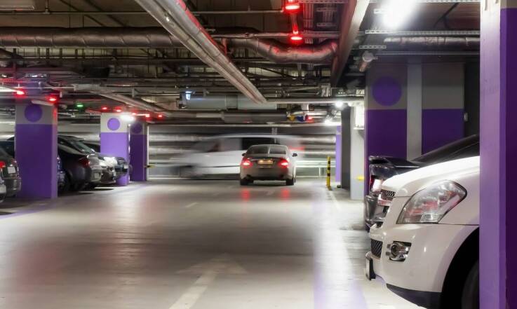 Dlaczego warto rezerwować miejsce parkingowe z wyprzedzeniem przy lotnisku Warszawa Modlin?