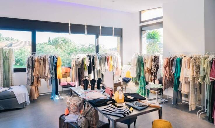 Modne wzory i kolory eleganckich kompletów dla dziewczynek na nadchodzący sezon