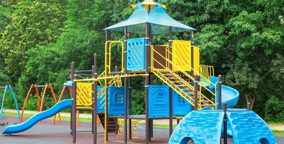 Ruchome mosty i trampoliny – atrakcje, które pokochają dzieci w sali zabaw małpi gaj!