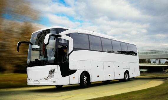 Koszt autokaru za kilometr a wybór odpowiedniego pojazdu do grupy – co brać pod uwagę?