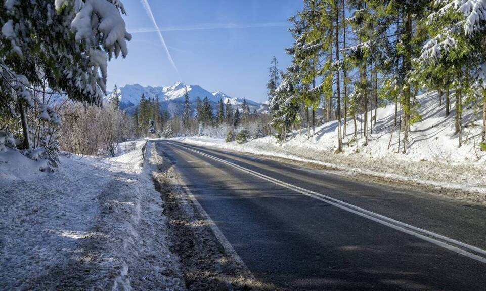 W jaki sposób piasek rzeczny wspomaga efektywność działania soli drogowej?