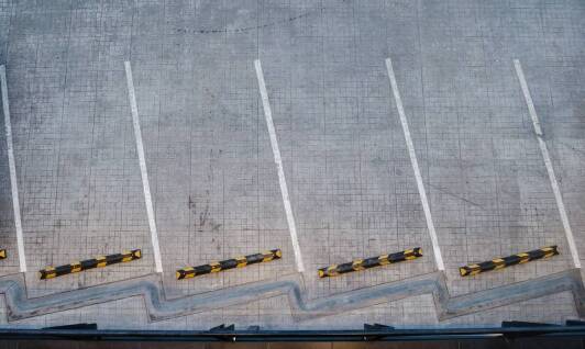 Jak skutecznie zabezpieczyć miejsca postojowe przy użyciu zapór cynkowanych galwanicznie?