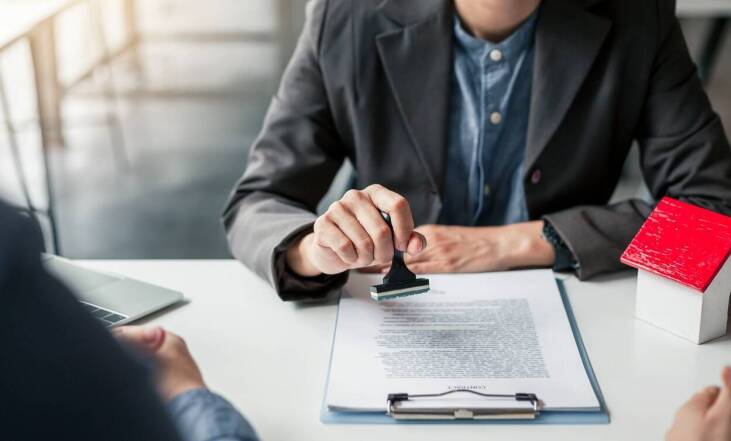 Notariusz jako doradca prawny – jakie usługi mogą być objęte cennikiem?