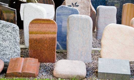 Zastosowanie granitu w architekturze cmentarnej: nie tylko nagrobki, ale i inne elementy