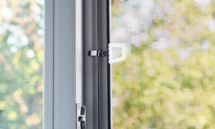 Jakie korzyści niesie ze sobą montaż moskitier w sezonie letnim?