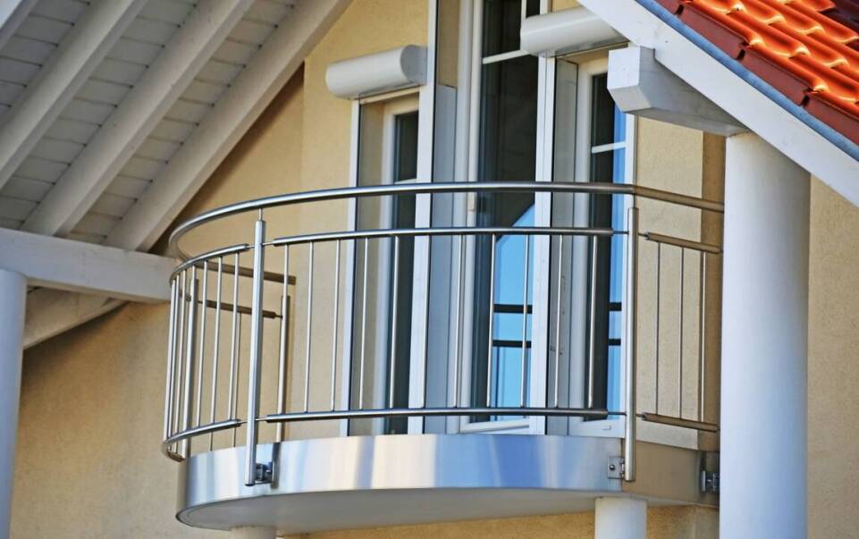 Jakie korzyści niesie ze sobą wybór balustrad balkonowych ze stali nierdzewnej?