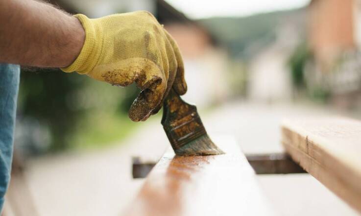 Smoła jako ekologiczny sposób na zabezpieczenie drewnianych elementów ogrodowych