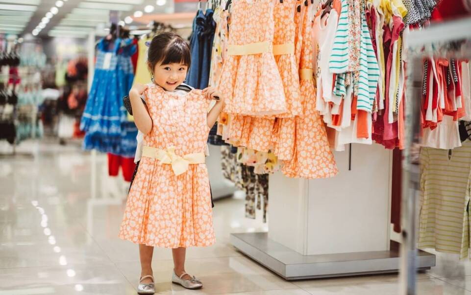 Komplety ubrań dla dziewczynek idealne na rodzinne uroczystości – co wybrać?