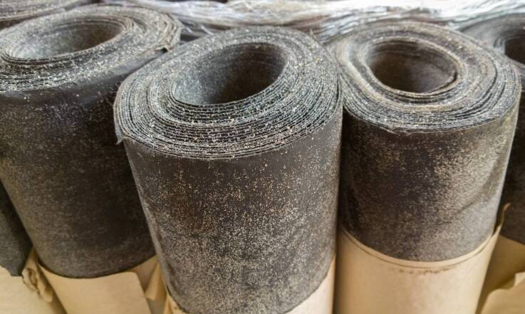 Jakie mają folie budowlane zastosowanie w ochronie fundamentów przed wilgocią?