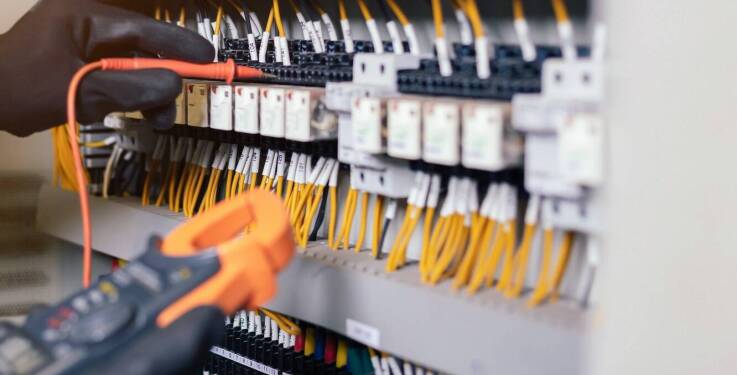 Neonowe napisy na ścianach - jak wpływają na atmosferę w lokalach usługowych?