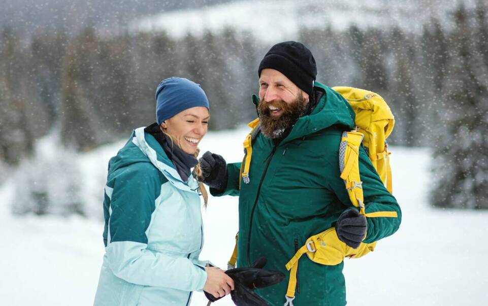 Czapka zimowa z otworem na kucyk – praktyczny prezent dla aktywnych kobiet w Twoim życiu!