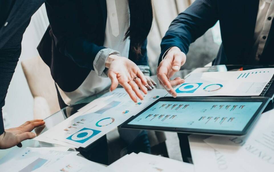 Dlaczego warto rozważyć współpracę z wieloma dostawcami odzieży używanej?