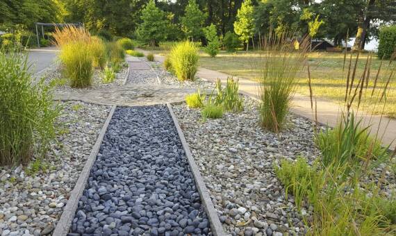 Odwodnienia liniowe do garażu – jak wpływają na trwałość budynku?