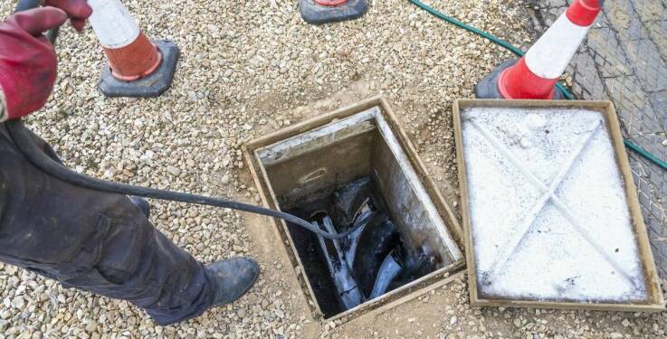 Jak wygląda proces udrażniania rur w przypadku awarii kanalizacji?