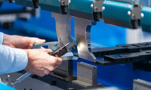 Jakie są najczęstsze błędy przy zamawianiu gięcia blachy na wymiar?