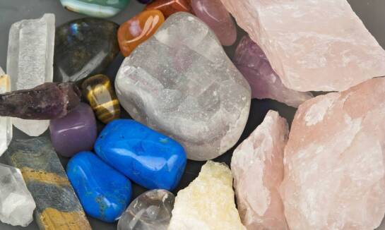 Męskie bransoletki z kamieni – jakie modele są obecnie na topie?