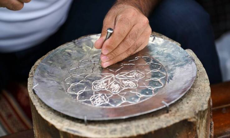 Naszyjniki z grawerem dla mężczyzn – trendy i inspiracje