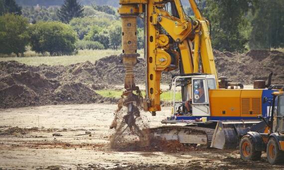 Jakie techniki stosuje się przy przewiertach poziomych w betonie?