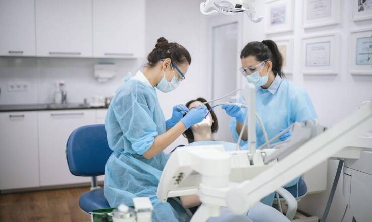 Ortodoncja a chirurgia stomatologiczna - kiedy potrzebna jest współpraca specjalistów?