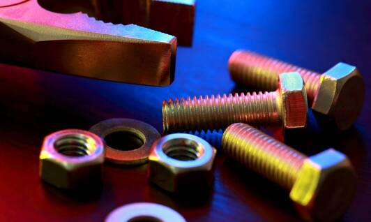 W jaki sposób zabezpieczenia antykorozyjne wpływają na trwałość konstrukcji stalowych?