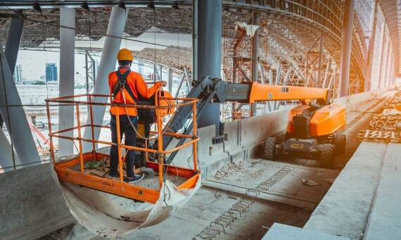 Jakie są różnice między podnośnikami przegubowo-teleskopowymi a nożycowymi?