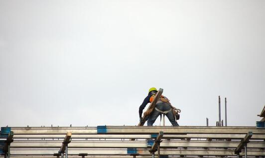 Kluczowe aspekty bezpieczeństwa przy montażu balkonów dostawnych: co warto wiedzieć?