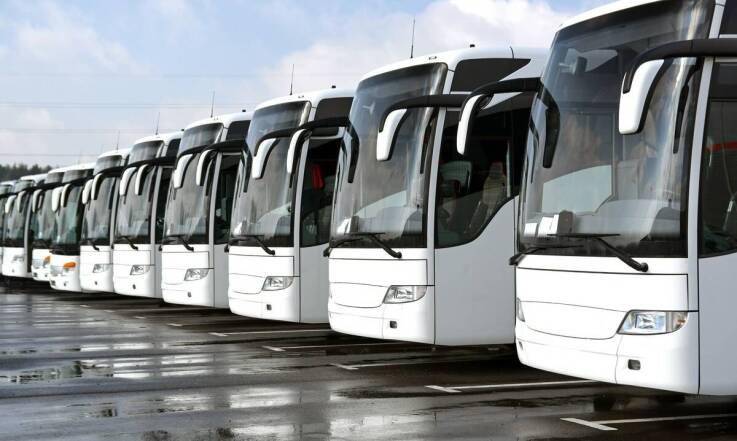 Jakie udogodnienia oferują busy wynajmowane z Ostrobramskiej 73 w Warszawie?