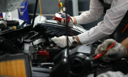 Nowoczesne technologie w motoryzacji – jak szkolenia mogą podnieść kompetencje pracowników?