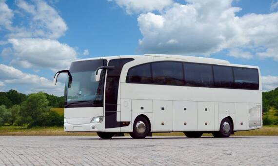 Co wpływa na wybór odpowiedniego przewoźnika w zakresie transportu autokarowego?