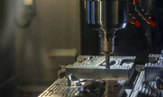 Przykłady zastosowania obróbki CNC metali w różnych gałęziach przemysłu
